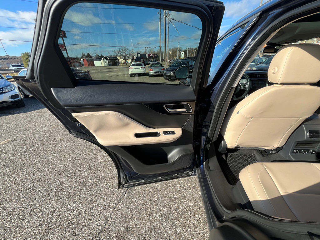 2018 Jaguar F-PACE Image 13