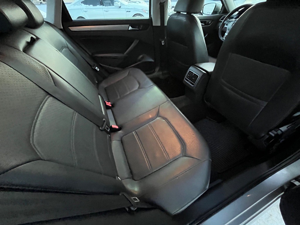 2014 Volkswagen Passat Image 14