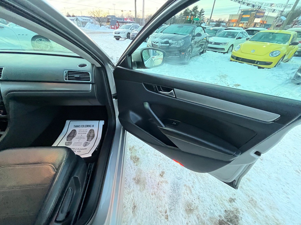 2014 Volkswagen Passat Image 17