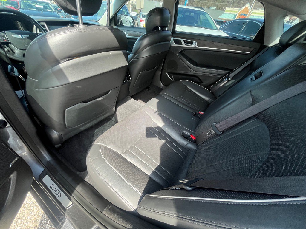 2015 Hyundai Genesis Image 9