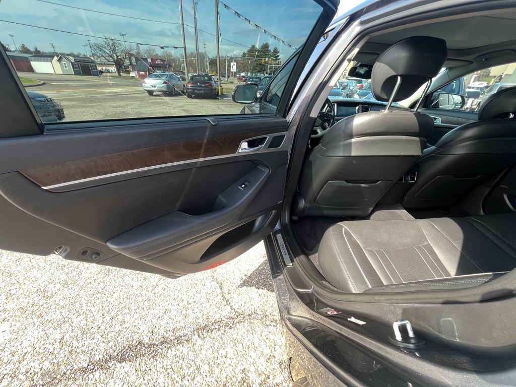 2015 Hyundai Genesis Image 10