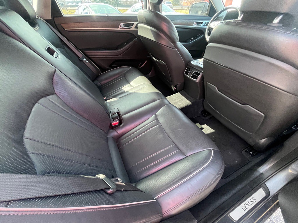 2015 Hyundai Genesis Image 12