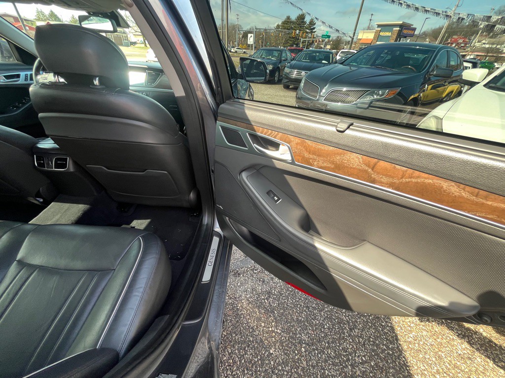 2015 Hyundai Genesis Image 13