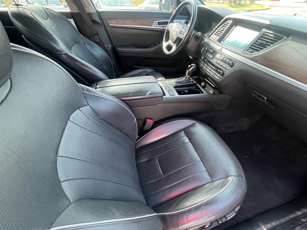 2015 Hyundai Genesis Image 14