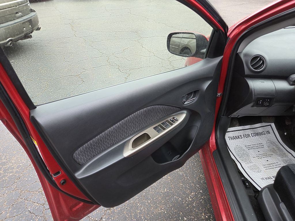 2010 Toyota Yaris Image 8