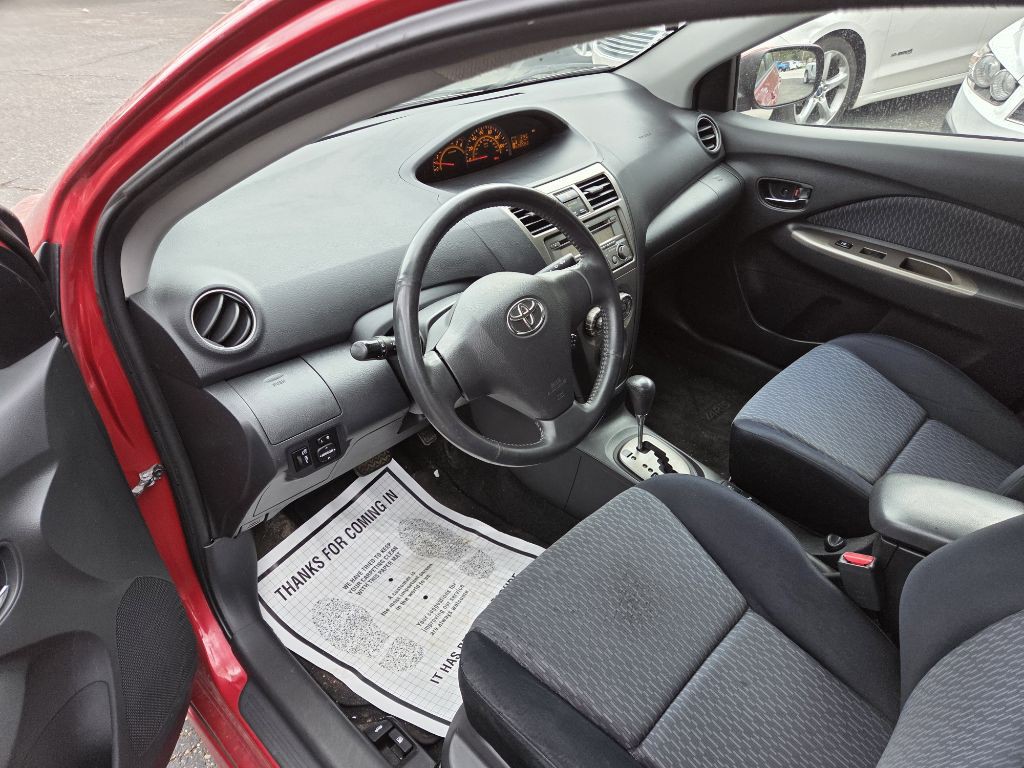 2010 Toyota Yaris Image 12