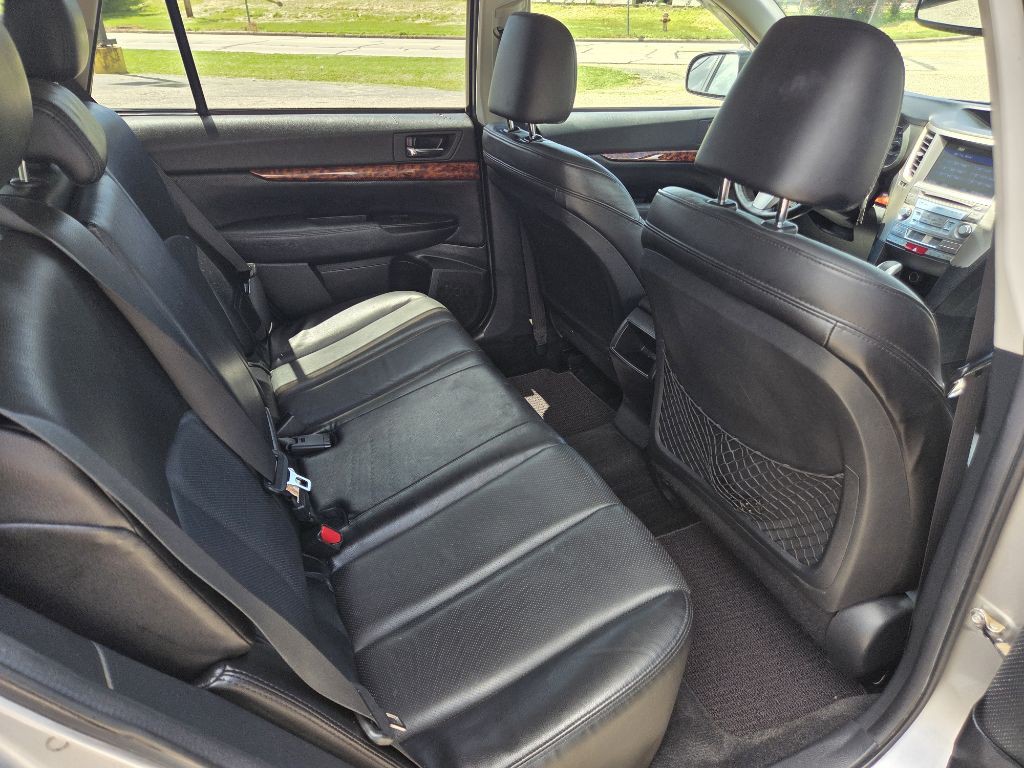 2011 Subaru Outback Image 16