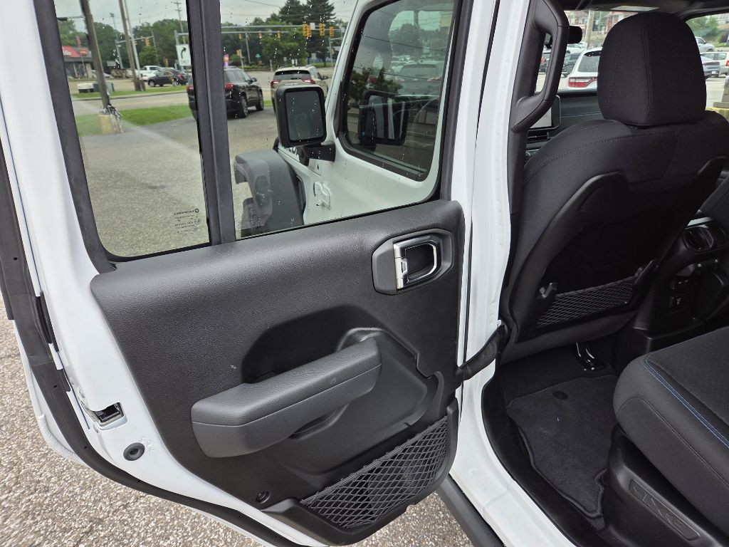 2025 Jeep Wrangler Image 17