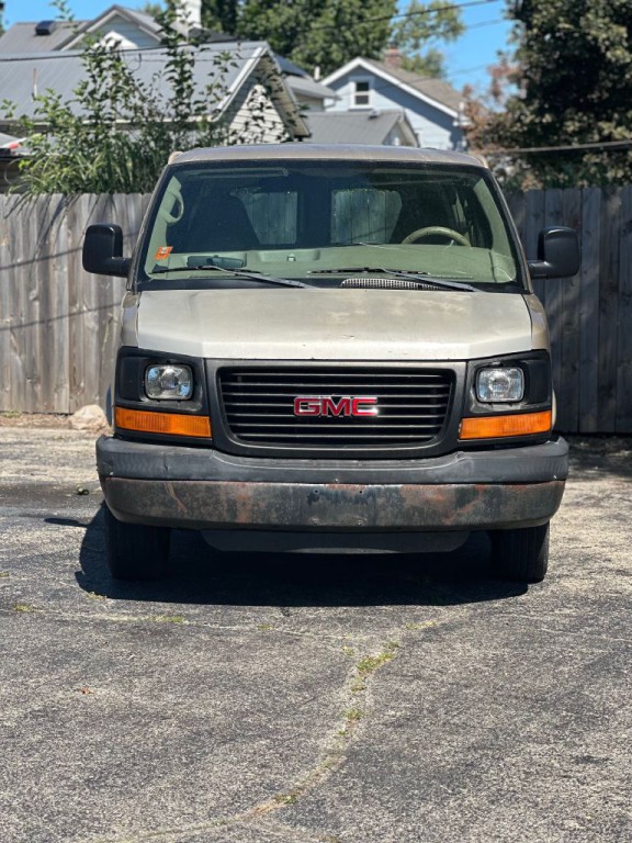 2005 GMC Savana Image 2