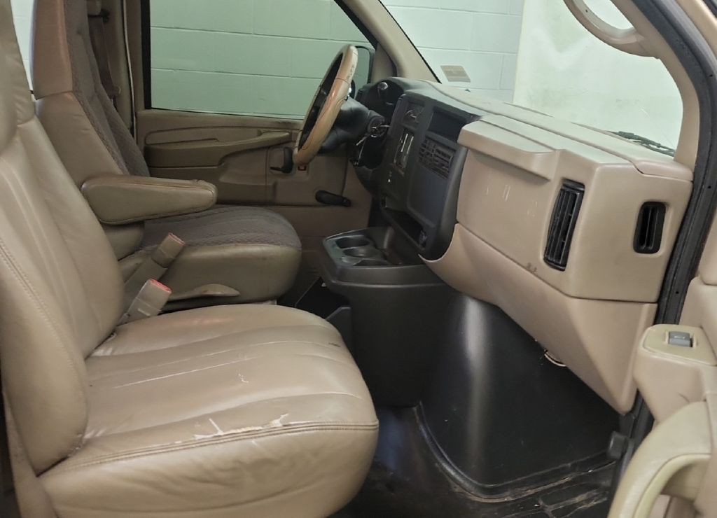 2005 GMC Savana Image 7