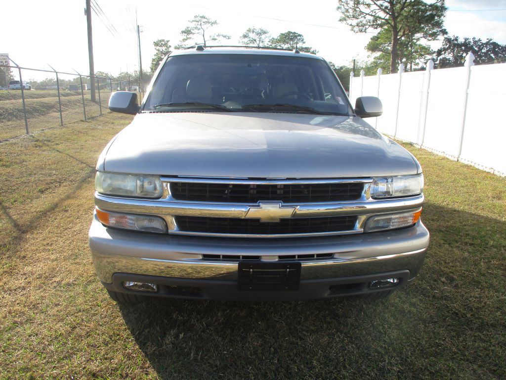 2004 Chevrolet Suburban Image 2