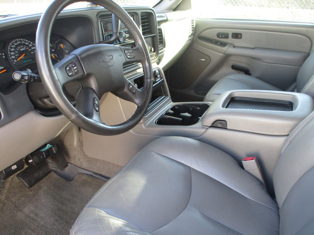 2004 Chevrolet Suburban Image 8