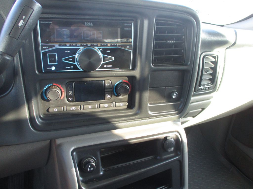 2004 Chevrolet Suburban Image 10
