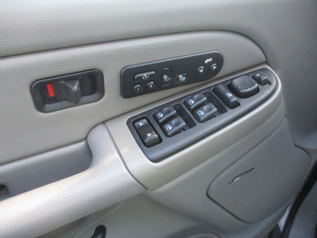 2004 Chevrolet Suburban Image 11