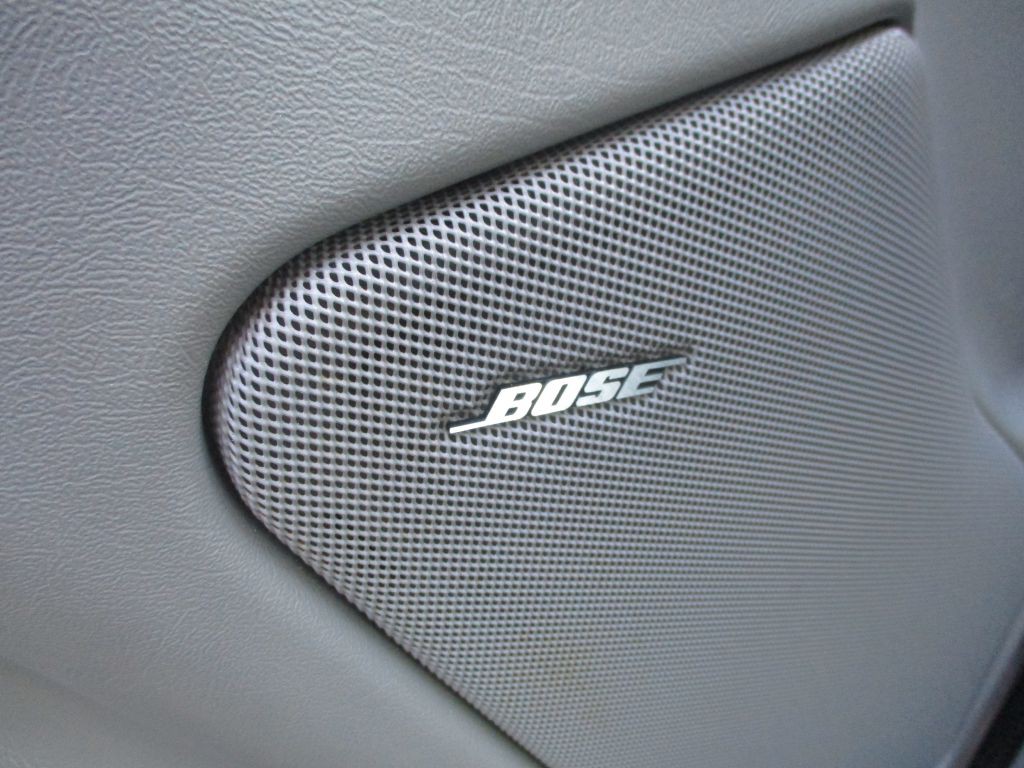 2004 Chevrolet Suburban Image 12