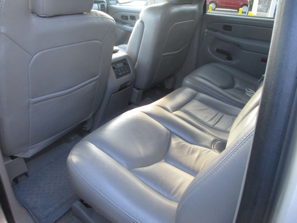 2004 Chevrolet Suburban Image 13
