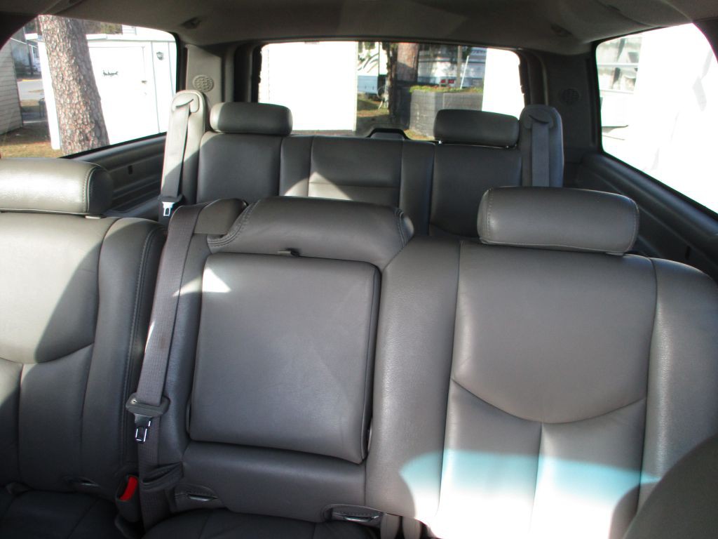 2004 Chevrolet Suburban Image 14