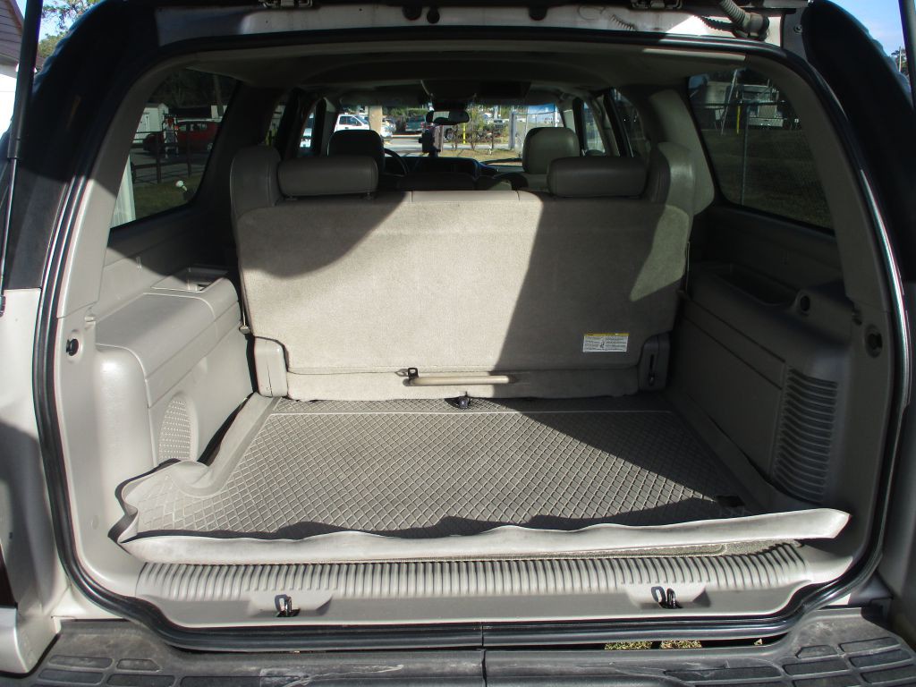 2004 Chevrolet Suburban Image 16