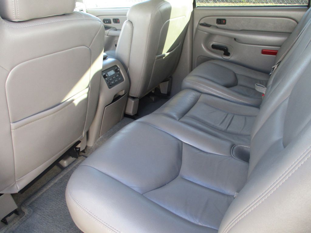2004 Chevrolet Suburban Image 17