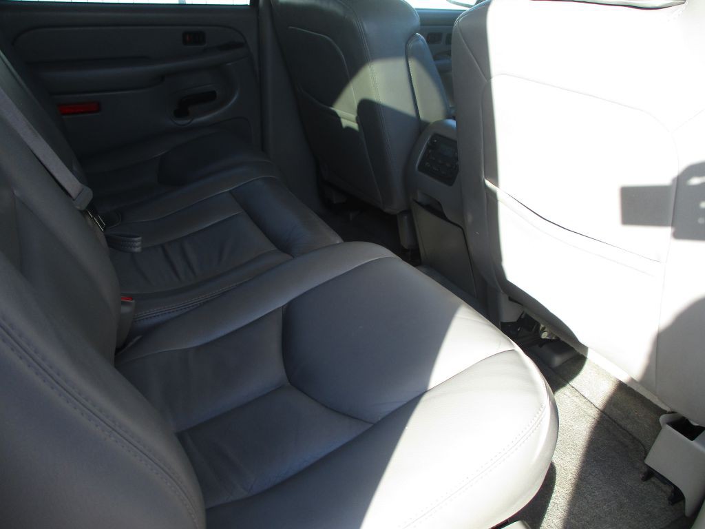 2004 Chevrolet Suburban Image 18