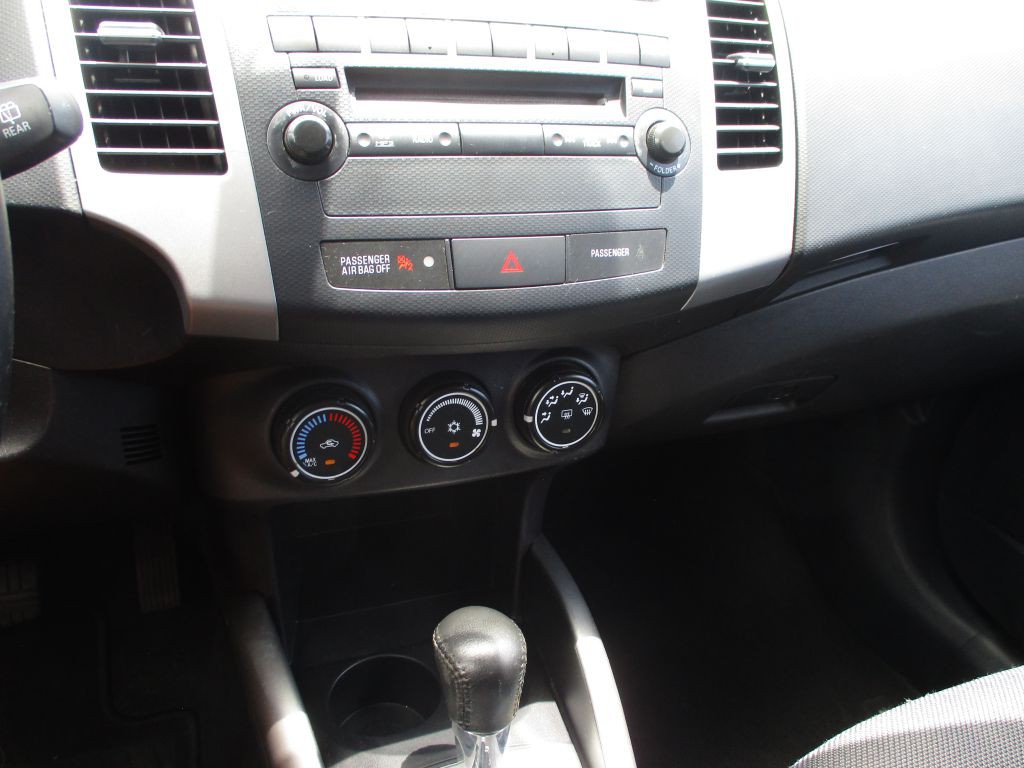 2011 Mitsubishi Outlander Image 14