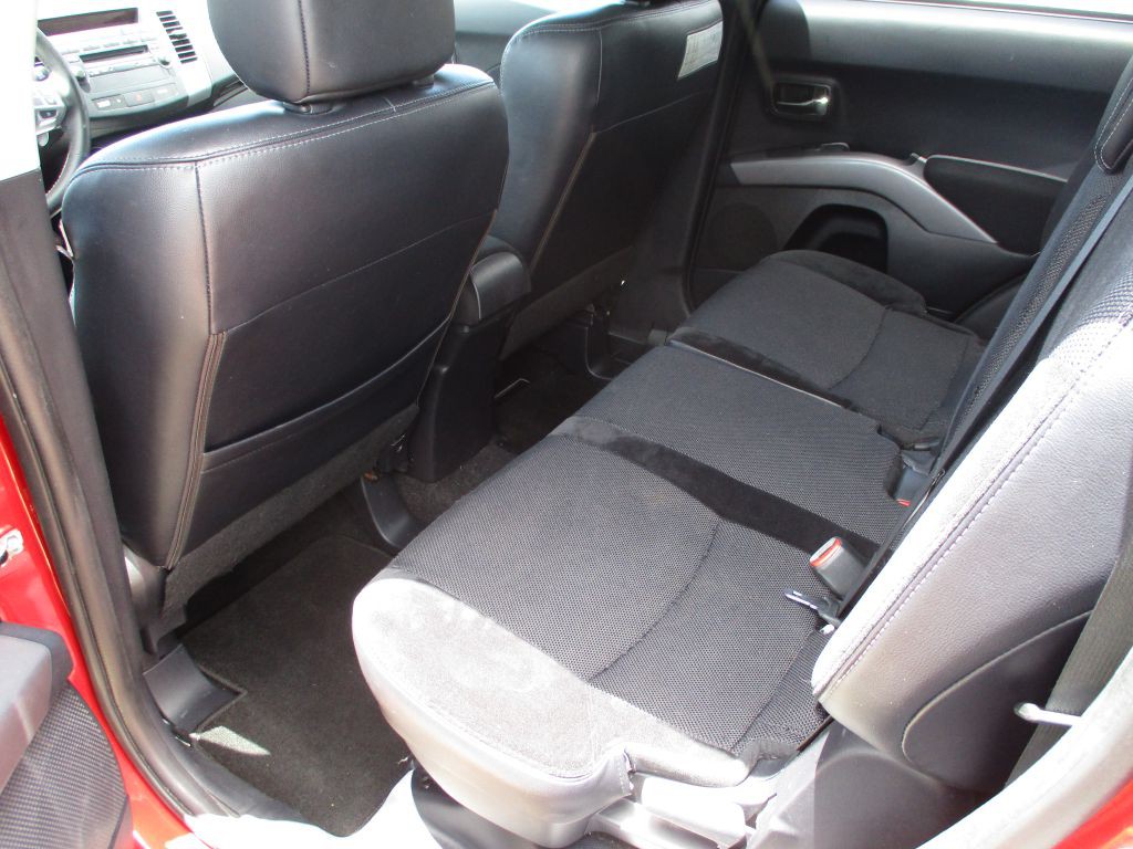 2011 Mitsubishi Outlander Image 16