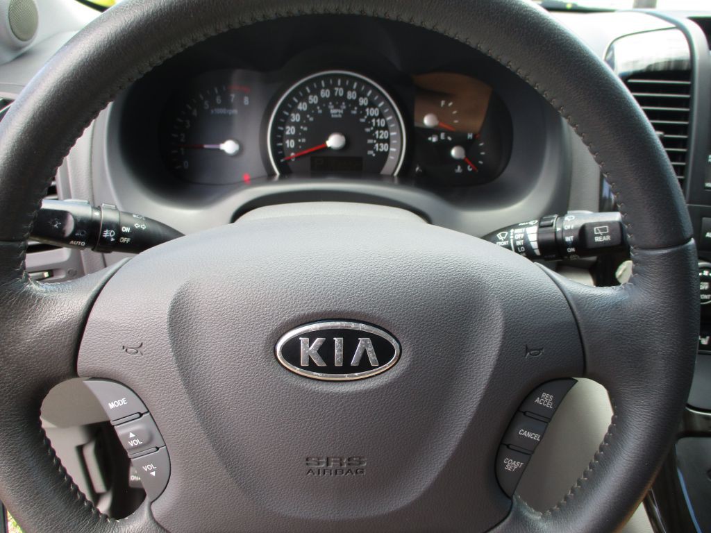 2011 Kia Sedona Image 7