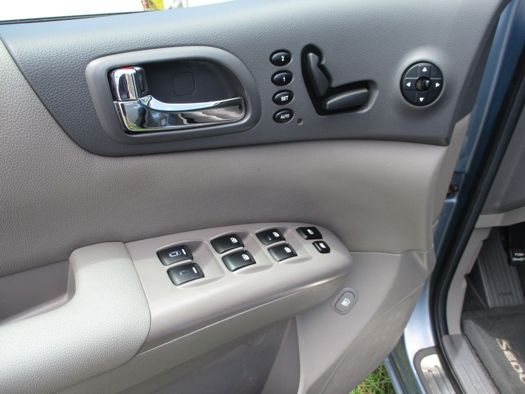 2011 Kia Sedona Image 12