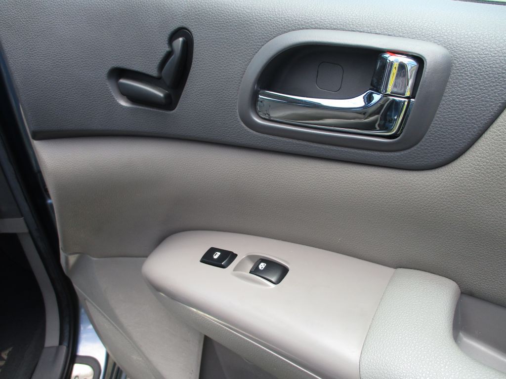 2011 Kia Sedona Image 16
