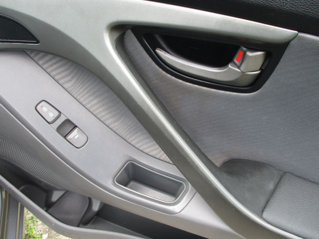 2012 Hyundai Elantra Image 16
