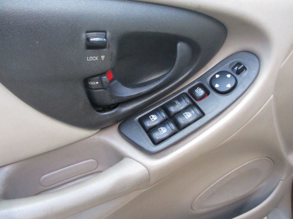 2005 Chevrolet Classic Image 13