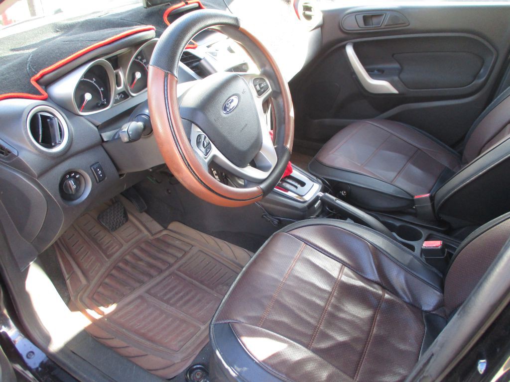 2013 Ford Fiesta Image 8