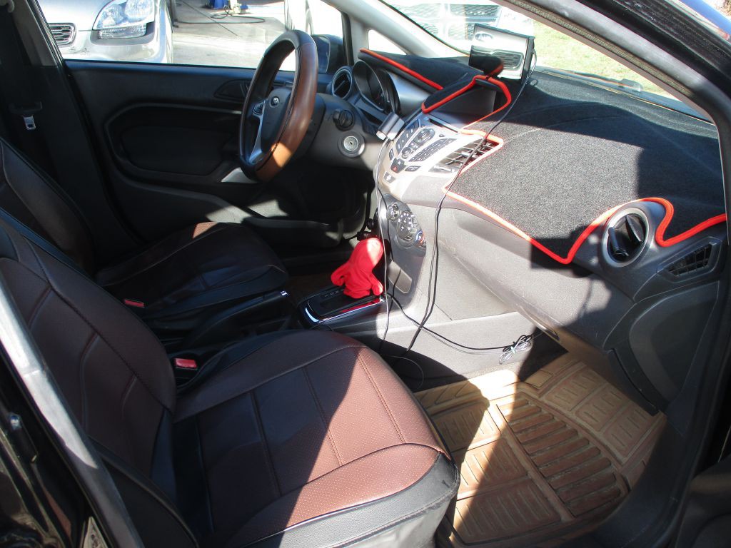 2013 Ford Fiesta Image 9