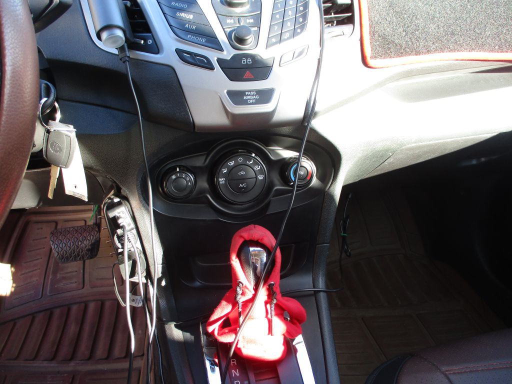 2013 Ford Fiesta Image 11