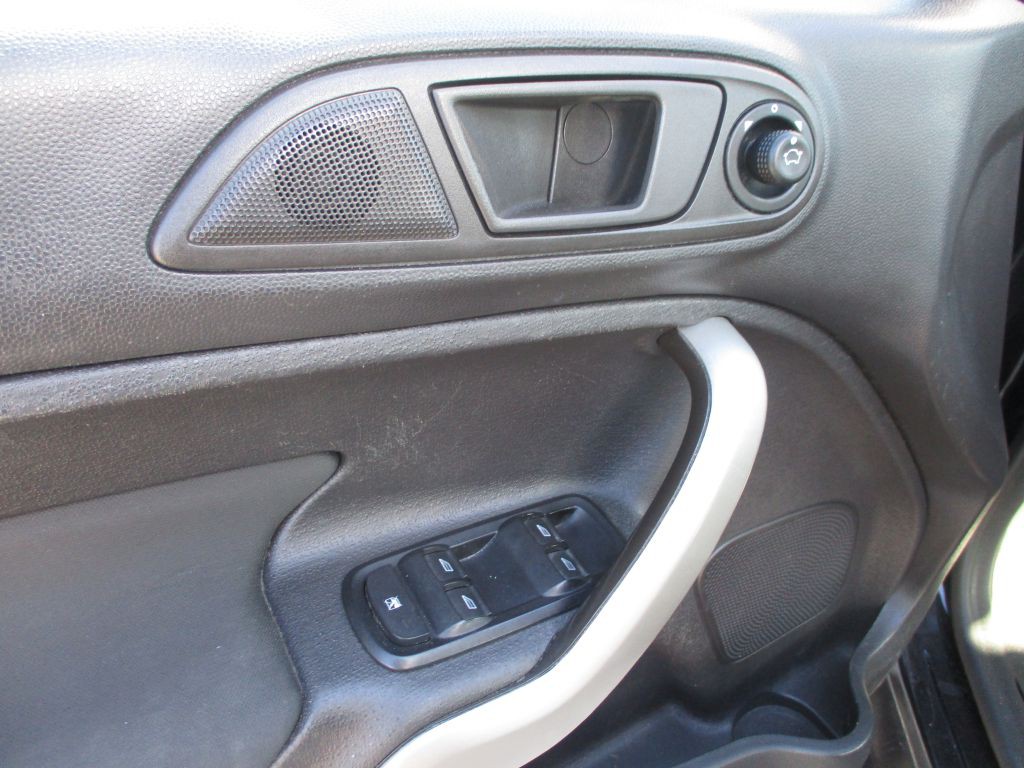 2013 Ford Fiesta Image 12