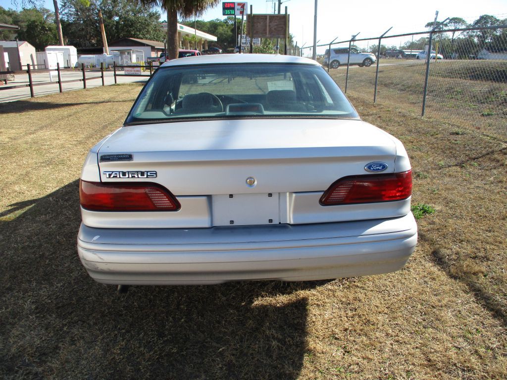 1995 Ford Taurus Image 4