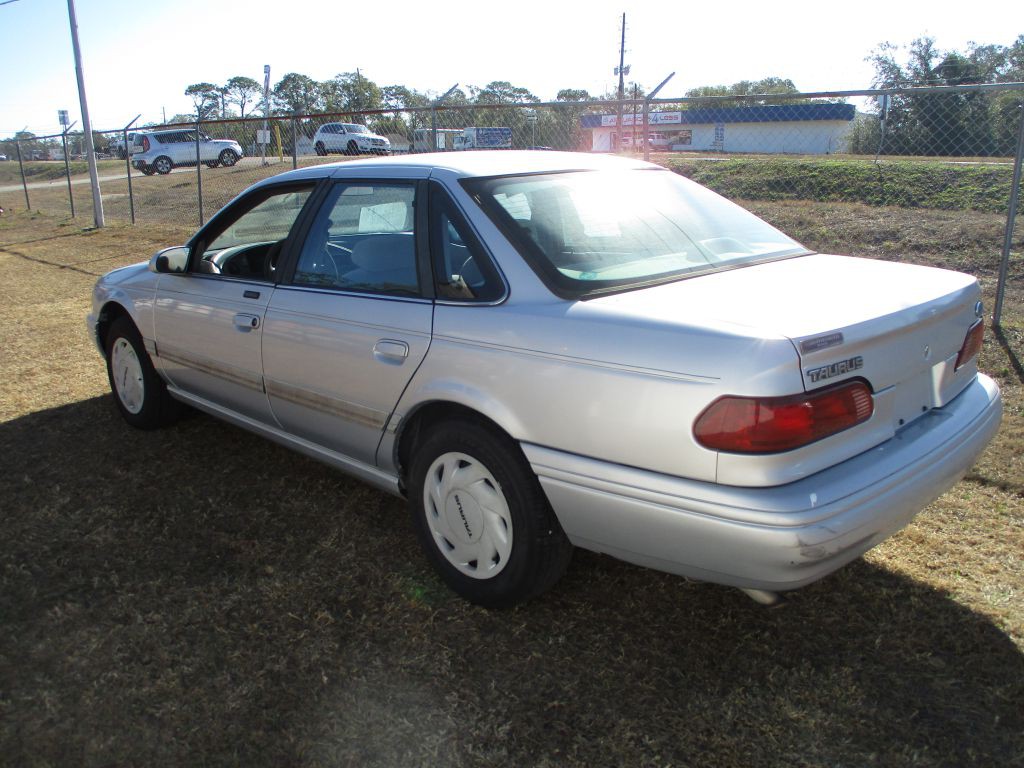1995 Ford Taurus Image 6