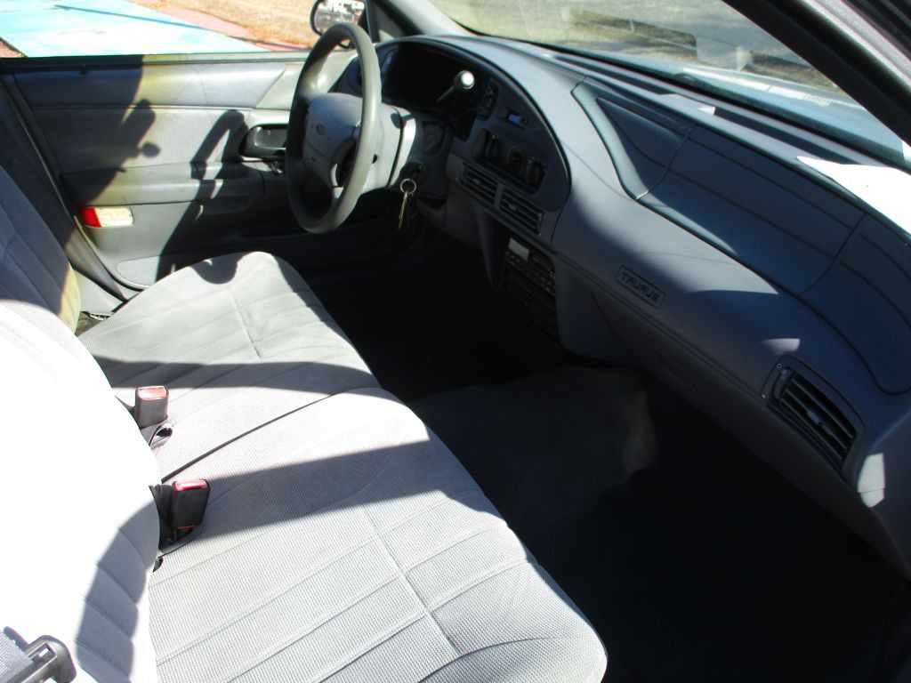 1995 Ford Taurus Image 8