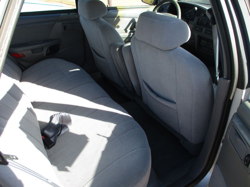 1995 Ford Taurus Image 12