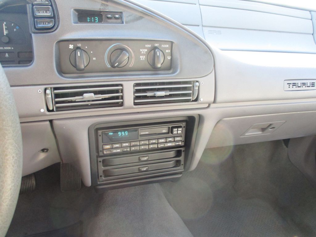 1995 Ford Taurus Image 14