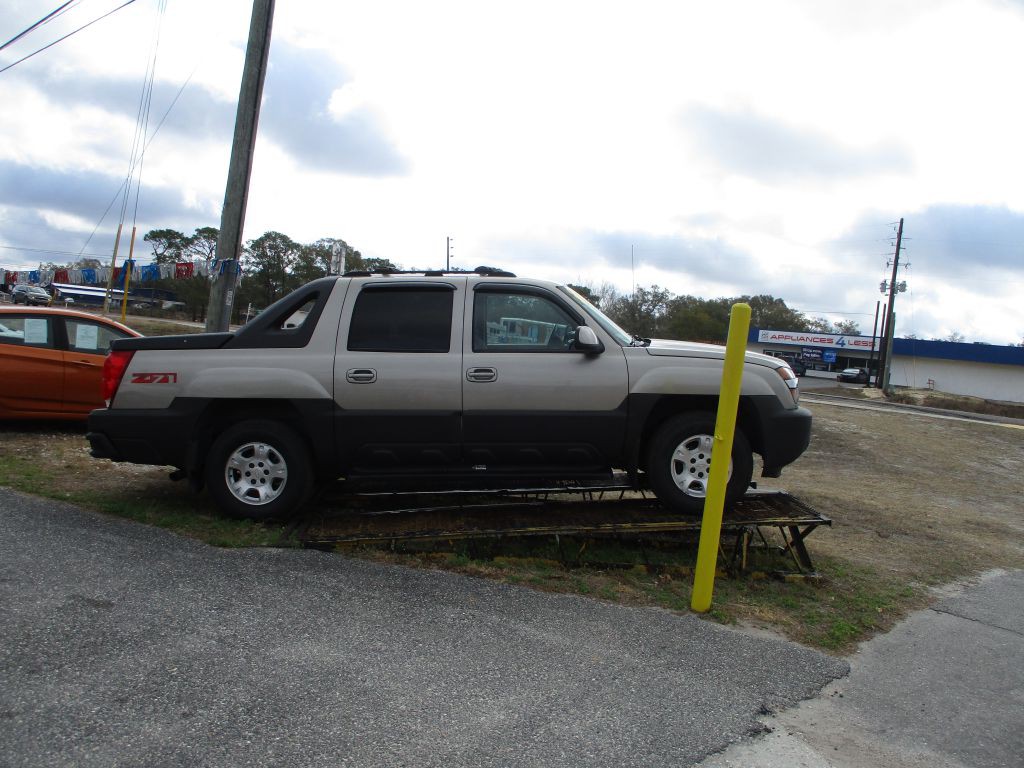 2003 Chevrolet Avalanche Image 3