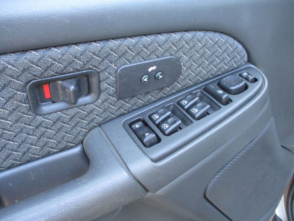 2003 Chevrolet Avalanche Image 9