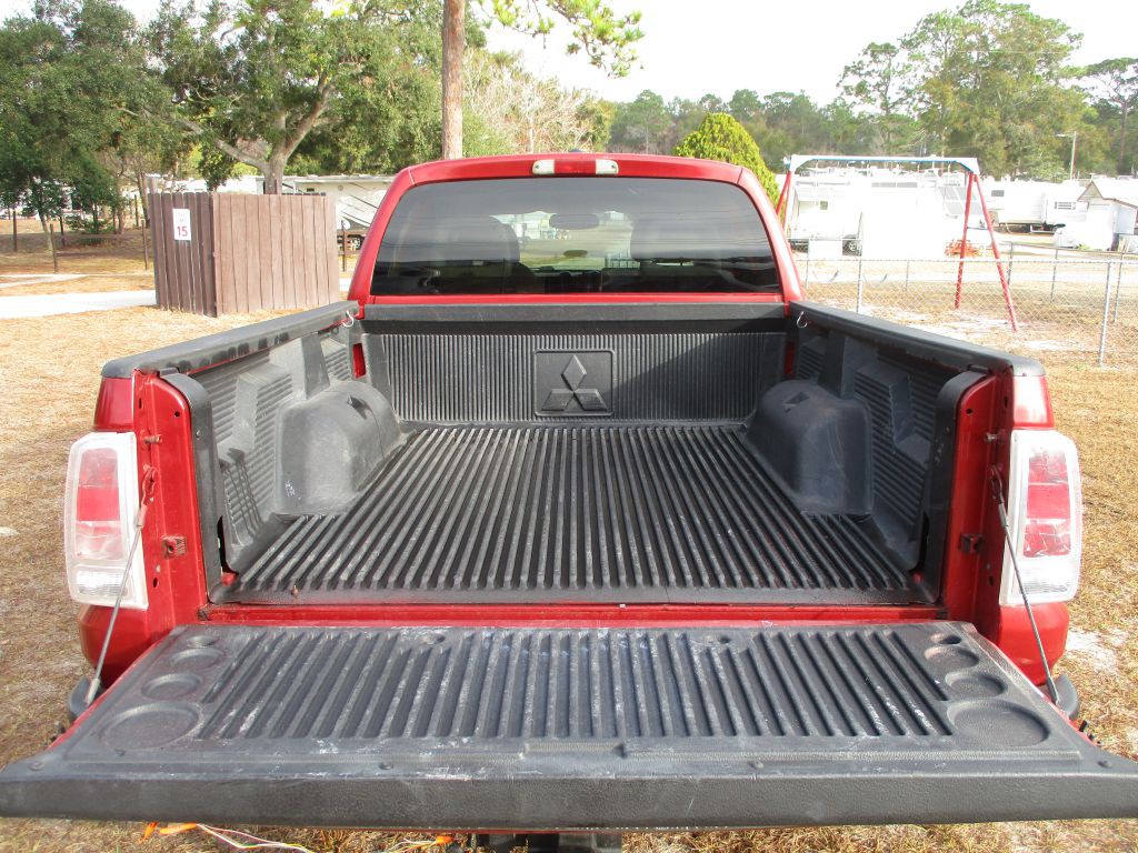 2006 Mitsubishi Raider Image 6