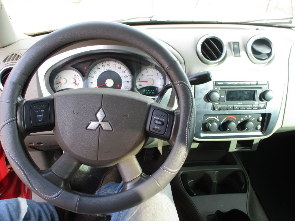 2006 Mitsubishi Raider Image 7