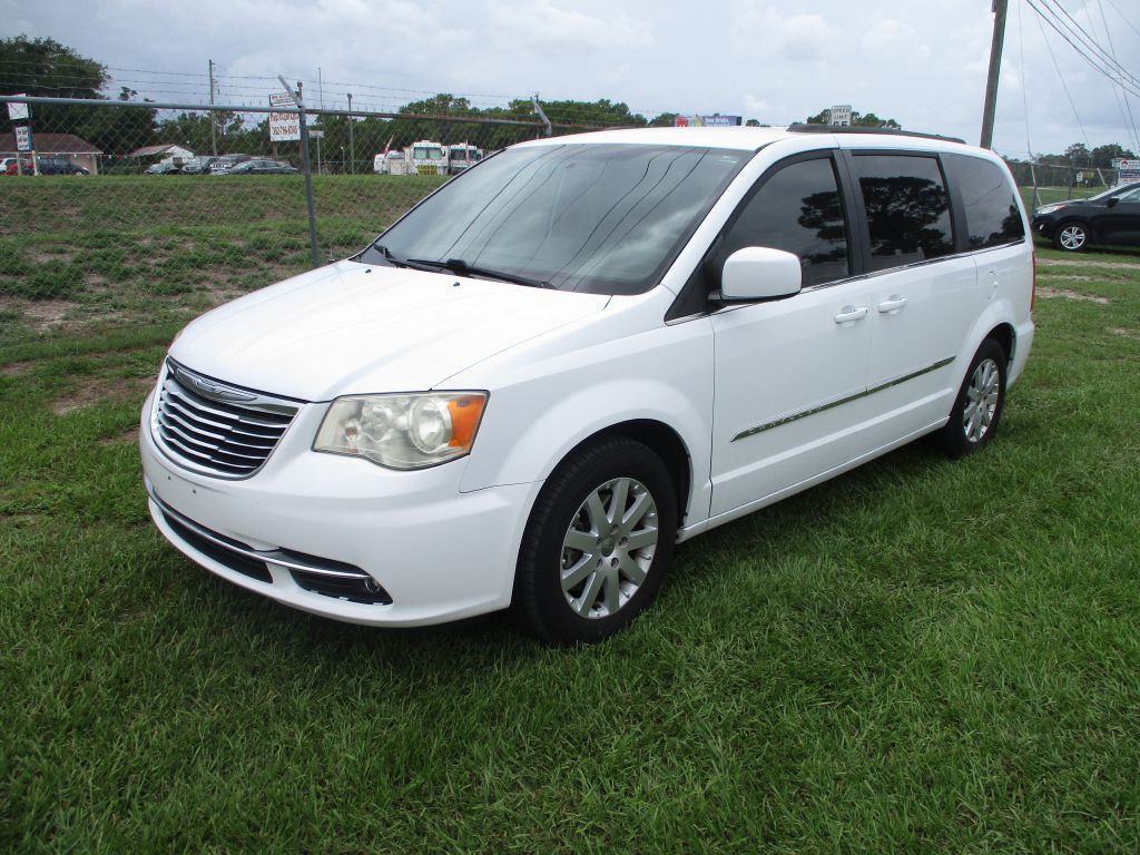 2014 Chrysler Town & Country Image 1