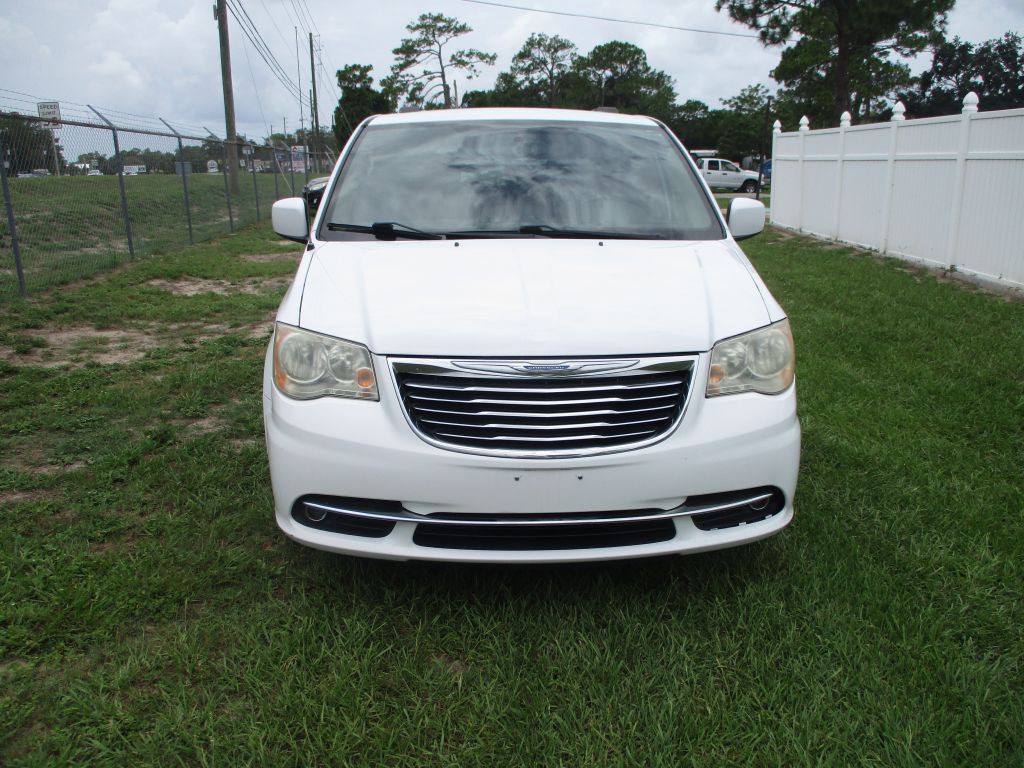 2014 Chrysler Town & Country Image 2