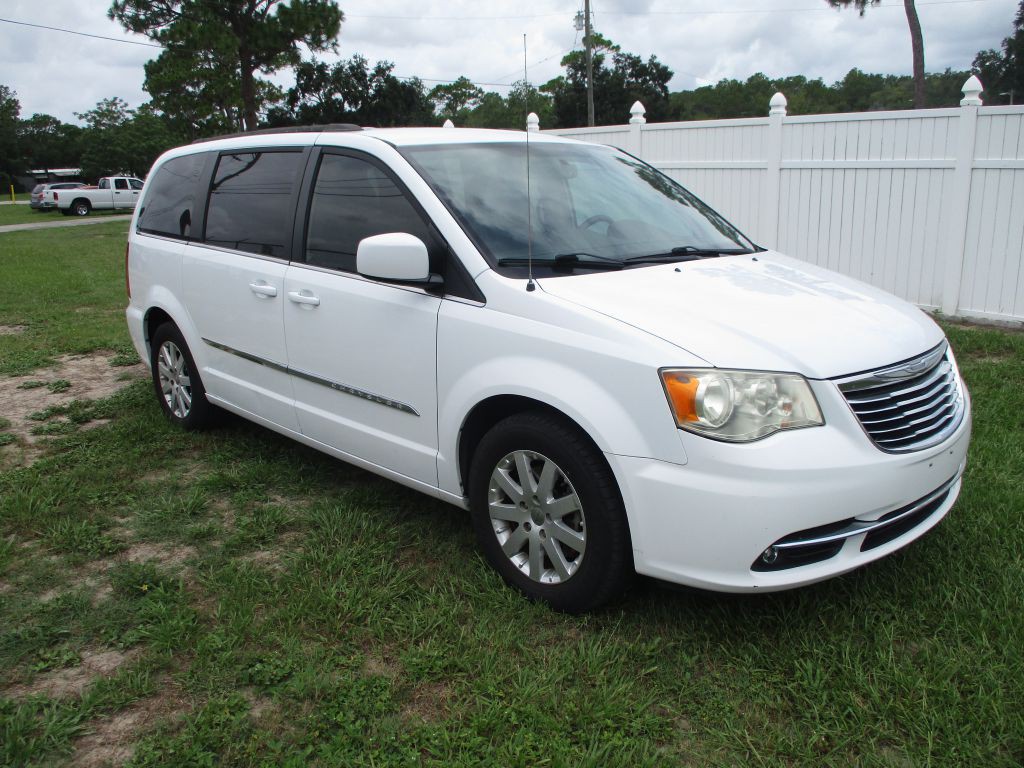 2014 Chrysler Town & Country Image 3