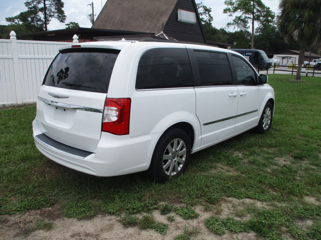 2014 Chrysler Town & Country Image 4