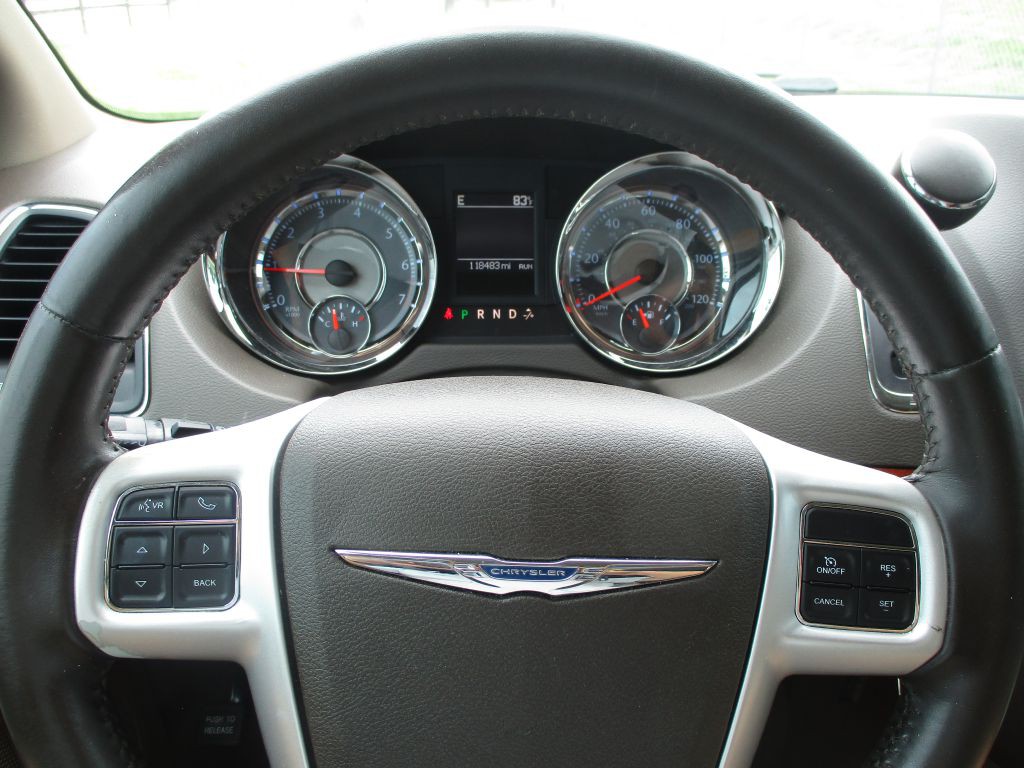 2014 Chrysler Town & Country Image 7
