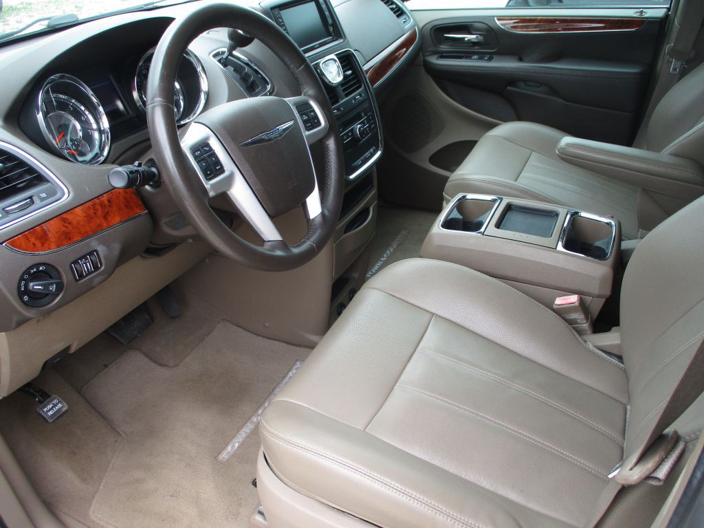 2014 Chrysler Town & Country Image 8